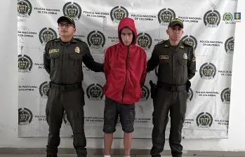 En la mitad, Jhon Keiner Michael Pérez Tovar, acusado de asesinar a cinco personas el 27 de noviembre de 2024. FOTO: CORTESÍA