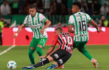 En la imagen aparecen Camilo Cándido y William Tesillo, de Atlético Nacional, durante el duelo frente a Sao Paulo. FOTO MANUEL SALDARRIAGA