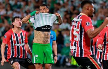 Edwin Cardona luego de errar su segundo penal en la noche. Foto: Manuel Saldarriaga.