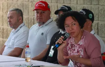Alias “Carlos Pesebre” (centro, de gorra roja) hace parte de la Mesa de Paz Urbana que sesiona en la cárcel de Itagüí. FOTO: EL COLOMBIANO