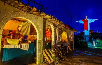 El recorrido nocturno inicia en un ambiente románico y se extiende por senderos iluminados del Agroparque Jardín de los Silleteros. FOTO Manuel Saldarriaga