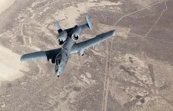 Un A-10 Thunderbolt, también conocido como Warthog, se aleja tras repostar combustible sobre Idaho el 25 de noviembre de 2020. El New York Times informó el 3 de abril de 2026 que un segundo avión estadounidense, un A-10 de ataque a tierra, se había estrellado cerca del estrecho de Ormuz y que el único piloto había sido rescatado sano y salvo. (Foto de la aviadora de primera clase Danielle Charmichael / Fuerza Aérea de EE. UU. / AFP)