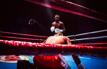 El boxeador antioqueño Yuberjen Martínez, de pie, con guantes blancos en la foto, ganó la pelea en la Convención Mundial de Boxeo que se realizó en Bogotá. Foto: tomada del Instragram de @mindeportecol El boxeador antioqueño Yuberjen Martínez, de pie, con guantes blancos en la foto, ganó la pelea en la Convención Mundial de Boxeo que se realizó en Bogotá. Foto: tomada del Instragram de @mindeportecol