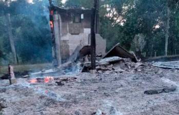 La casa fue incinerada el pasado fin de semana, aunque no hubo víctimas. Se desconoce quiénes lo hicieron. Foto: Twitter @noticiasyabq.