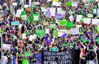 La propuesta, aprobada en primer debate el pasado 23 de mayo en la Comisión Segunda Permanente de Gobierno, plantea la creación de un plan de acompañamiento para mujeres durante el embarazo, la lactancia y el posparto, con énfasis en apoyo psicosocial y salud mental. Foto: AFP