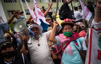 En las puertas del Congreso se reunieron varios manifestantes para protestar contre el gobierno de Pedro Castillo. El alza de la canasta familiar es lo que genera más inconformes. FOTO afp