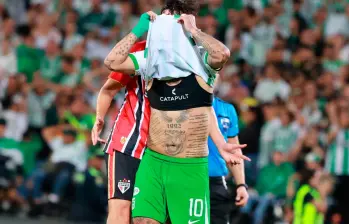 Edwin Cardona lamenta la mala definición en los penaltis, a pesar del respaldo de sus compañeros. FOTO MANUEL SALDARRIAGA
