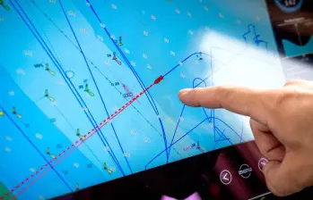 Los canales y los barcos se muestran en un mapa digital a bordo. FOTO: AFP