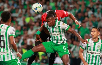 En la imagen aparece Andrés Román en la disputa de un balón con uno de los jugadores de Sao Paulo en el partido de ida. FOTO MANUEL SALDARRIAGA