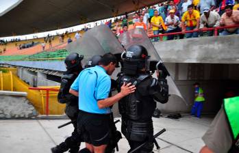 Los árbitros pasan por un periodo de múltiples cuestionamientos en el fútbol colombiano. FOTO ARCHIVO COLPRENSA