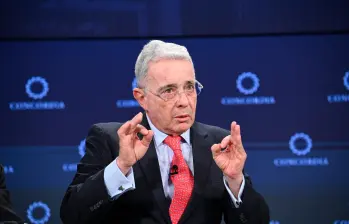 Aunque enfrenta una condena en primera instancia en su contra y ha perdido popularidad, la figura de Uribe sigue siendo clave para movilizar a la derecha y reconfigurar el panorama político colombiano. FOTO: COLPRENSA