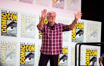 George Lucas fue recibido una ovación por miles de fanáticos durante su histórica primera aparición en la Comic-Con. FOTO Getty