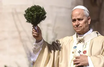 De nombre civil Robert Prevost, el papa León XIV celebró la primera misa pascual de su pontificado. De temperamento reservado, León XIV no habló en concreto de ningún conflicto actual. FOTO GETTY
