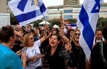 Cientos de personas se congregaron en “La Plaza de los rehenes” en Tel Aviv a celebrar el anuncio del cese el fuego y la liberación de rehenes en medio del conflicto entre Israel y Hamás. FOTO: GETTY