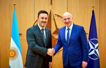 Ministro de Defensa de Argentina, Luis Petri se reunió con miembros de la OTAN y radicó de forma oficial su deseo de hacer parte del organismo internacional. Foto: Tomada de la cuenta de X de @luispetri. 