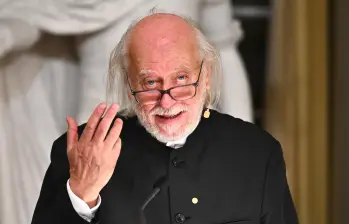 Lászlo Krasznahorkai durante su discurso en Estocolmo, donde advirtió sobre los “ángeles sin alas” de la era tecnológica. FOTO AFP