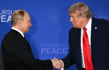 El presidente estadounidense Donald Trump y el presidente ruso Vladimir Putin, se dieron la mano al final de la cumbre sobre Ucrania en la base militar Elmendorf-Richardson, en Anchorage, Alaska. Imagen: AFP.