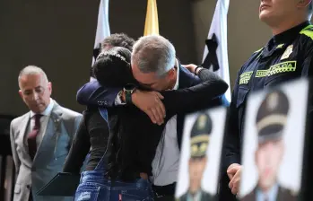 El gobernador Andrés Julián Rendón rompió el llanto al abrazar a la hija, menor de edad, de uno de los policías asesinados la semana pasada en un ataque con dron en el Nordeste antioqueño. FOTO: CORTESÍA GOBERNACIÓN.