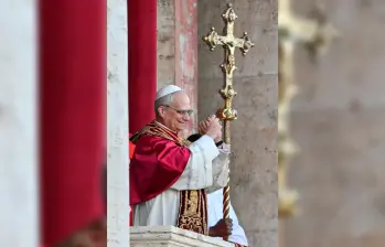 El papa León XIV saluda por primera vez desde el balcón de la Basílica de San Pedro tras ser elegido por el cónclave. FOTO Getty