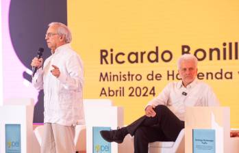 Ricardo Bonilla, ministro de Hacienda, (izquierda), y Santiago Montenegro, presidente de Asofondos (derecha), durante el Congreso Asofondos 2024. FOTO CORTESÍA