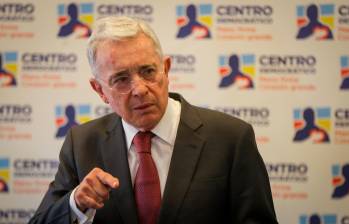 Álvaro Uribe es acusado de los delitos de manipulación de testigos y fraude procesal. FOTO COLPRENSA 