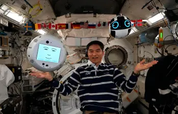 Los dos robos espaciales junto al astronauta japonés Takuya Onishi. Foto: IBM/ Europa Press