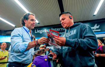 El alcalde Federico Gutiérrez le entregó ayer a los extranjeros que llegaban a Medellín el volante (detalle) para anunciarles las consecuencias de cometer el abuso sexual contra menores en la ciudad. FOTO: ESNEYDER GUTIÉRREZ CARDONA