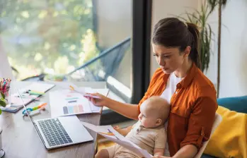 Las mujeres destinan el 65% de sus horas al cuidado y tareas domésticas sin pago, y el 35% restante a sus trabajos formales. Foto: Depositphotos