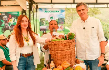 De izquierda a derecha: Gloria Miranda, directora de Sustitución de Cultivos de Uso Ilícito de Colombia; Diana Cano, presidenta de Asoculsan y Carlos Calleja, presidente de Grupo Éxito. 