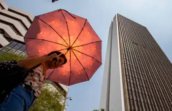 Los días de sol en Medellín están generando una gran ola de calor, por lo que el uso de los paraguas está en aumento. Foto: Esneyder Gutiérrez