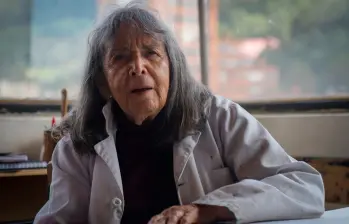 Beatriz González, maestra del arte colombiano y creadora de Auras Anónimas, obra que transformó los columbarios del Cementerio Central en un espacio de memoria colectiva. FOTOS Colprensa