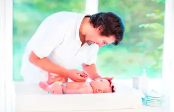 La licencia de paternidad en Colombia es solo de dos semanas. FOTO Depositphotos.