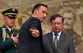 Pedro Sánchez, ministro de Defensa, junto al presidente Gustavo Petro. FOTO: Colprensa