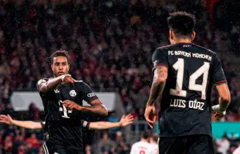 Olise señalando a Luis Díaz después de que este le diera una asistencia para su anotación. FOTO @FCBayernEN Olise señalando a Luis Díaz después de que este le diera una asistencia para su anotación. FOTO @FCBayernEN