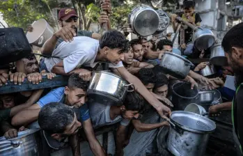 Palestinos, incluidos niños, tienen dificultades para acceder a alimentos debido al bloqueo de Israel y los continuos ataques a la Franja de Gaza. FOTO: GETTY