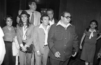 Roberto Gómez Bolaños (en el centro) más conocido como Chespirito, junto a su elenco en la Caminata de la Solidaridad en Colombia, en 1981. Foto Archivo Colprensa.