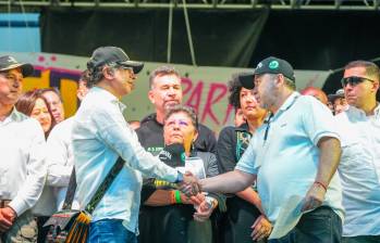 El presidente Gustavo Petro estrechando la mano de Jorge Vallejo, alias “El Doctor”, durante la concentración de este sábado en La Alpujarra. FOTO Presidencia