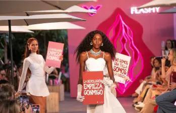 Previo a la pasarela las visitantes pasaban por zonas experienciales que enmarcaron el propósito del desfile, generando una conexión directa con el público. FOTO Esneyder Gutiérrez