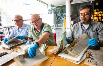 El Grupo de Genealogías fue creado en el 2018, desde entonces se reúne semanalmente en la Biblioteca Pública Piloto (BPP), en el barrio Carlos E. Restrepo de Medellín. FOTO Esneyder Gutiérrez.