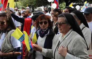  El rostro de Miguel Uribe impreso en carteles estuvo presente en las manos de cientos de asistentes. Foto: Loren Buitrago