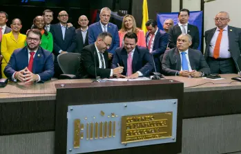 El ministro TIC, Julián Molina, radicó ante el Congreso el proyecto de ley Internet Solidario, con el que busca convertir el internet fijo en un servicio público domiciliario. Foto: Cortesía