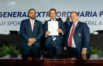 El presidente de la Organización Panamericana de los Deportes, el chileno Neven Ilic (al centro de la foto), sostiene el sobre que anunció la ciudad ganadora para acoger los Juegos. Foto: Tomada del x de @PanamSports
