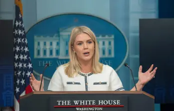 La secretaria de Prensa de la Casa Blanca, Karoline Leavitt, se refirió al despliegue naval de Estados Unidos en el Caribe en su lucha contra el narcotráfico y mencionó a Venezuela. FOTO: Xinhua