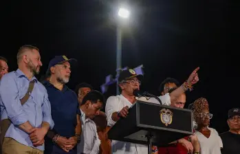 Frente la nueva consulta popular, calificada por sus críticos como un vehículo para hacer política electoral de cara al 2026, el mandatario acusó con nombre propio a los senadores del Caribe que “votaron contra el pueblo” e invitó a no volver apoyarlos en las elecciones. Foto: Presidencia