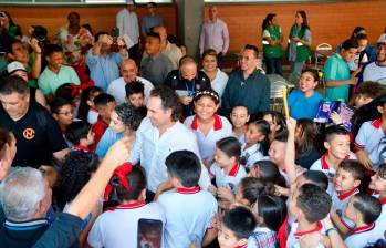 El alcalde Federico Gutiérrez oficializó el inicio de la estrategia desde la comuna 4, Aranjuez, este jueves. FOTO Cortesía