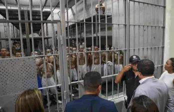 Las condenas contra miembros de la MS-13 se dan en el marco del régimen de excepción impulsado por el presidente Nayib Bukele desde 2022. FOTO: AFP. 