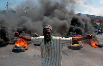 La falta de elecciones desde 2016, el asesinato del presidente en 2021, la ausencia de un Parlamento funcional y la dimisión a principios de esta semana del primer ministro encargado son indicadores alarmantes de la desintegración del orden institucional en Haití. Foto: AFP