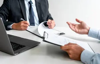 Tener dos contratos laborales en simultáneo es posible, pero hay condiciones legales y éticas que se deben tener en cuenta. FOTO: GETTY