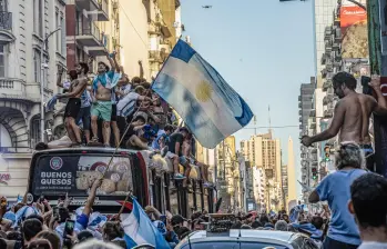 Para los argentinos el fútbol es casi una religión, una parte fundamental de su vida. Por eso viven el balompié con una pasión desbordada que, por lo general, sorprende en otras partes del mundo. FOTO GETTY