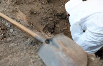En los puntos de interés forense encontraron palas e insignias militares. FOTO: COLPRENSA